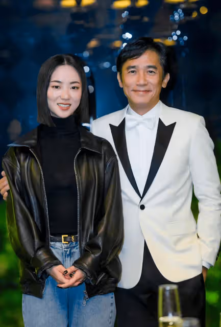 劉嘉玲攜老公走紅毯,穿亮色裙高調奢華,梁朝偉穿一身黑被搶風頭