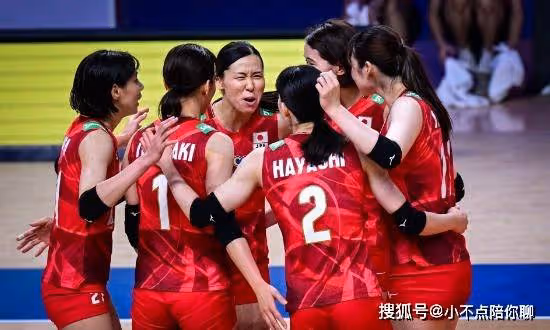 恭喜!奧運冠軍3-0橫掃日本,壓哨闖入總決賽8強,中國女排也獲利了