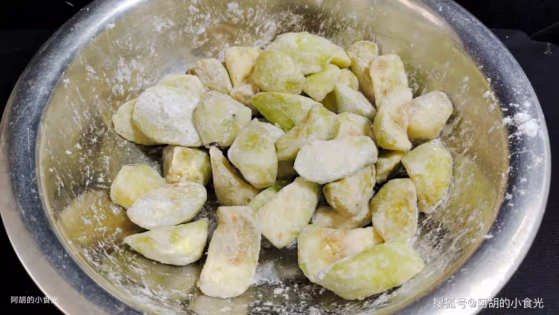 茄子和它絕配，知道的人不多！一煎一燜好味加倍，輕鬆打開味蕾，拌飯吃才一絕