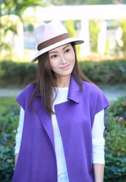 李嘉欣從小美到老，簡簡單單的白色服裝，也能搭配的很時髦