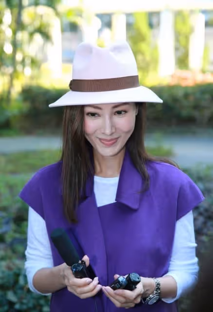 李嘉欣從小美到老，簡簡單單的白色服裝，也能搭配的很時髦