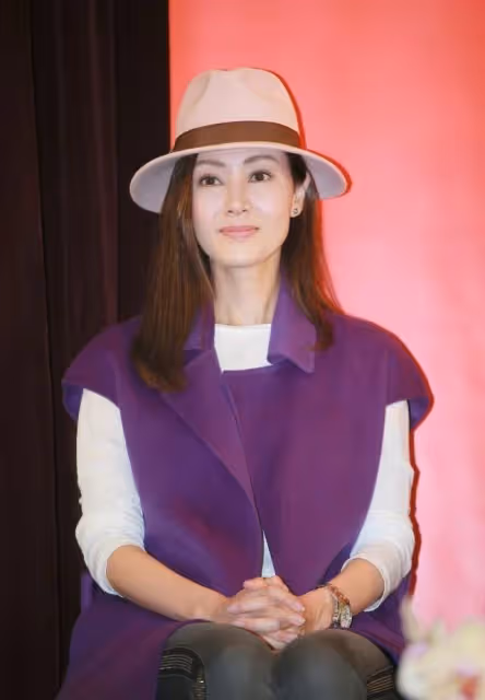 李嘉欣從小美到老，簡簡單單的白色服裝，也能搭配的很時髦