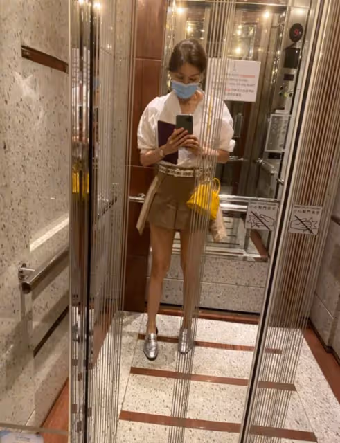 李嘉欣從小美到老，簡簡單單的白色服裝，也能搭配的很時髦