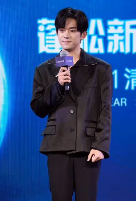 長開了的易烊千璽也太帥氣了，一身黑衣穿搭隨意，絲毫不影響氣質
