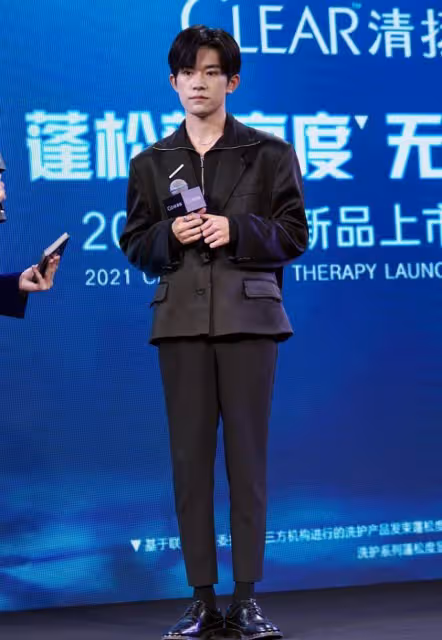 長開了的易烊千璽也太帥氣了，一身黑衣穿搭隨意，絲毫不影響氣質