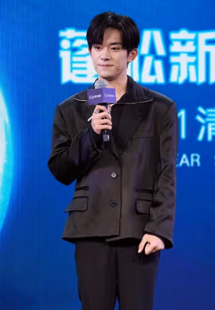 長開了的易烊千璽也太帥氣了，一身黑衣穿搭隨意，絲毫不影響氣質