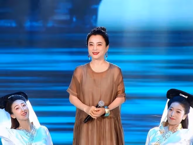 快六十的「玉兔精」李玲玉，穿一襲長裙優雅端莊，氣場好優雅