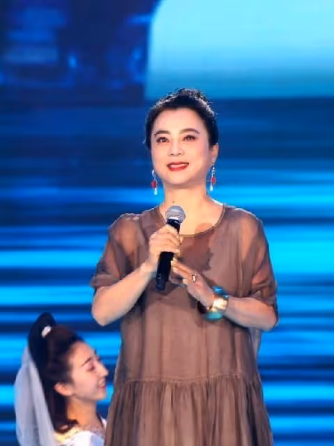 快六十的「玉兔精」李玲玉，穿一襲長裙優雅端莊，氣場好優雅
