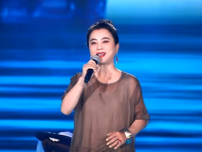 快六十的「玉兔精」李玲玉，穿一襲長裙優雅端莊，氣場好優雅