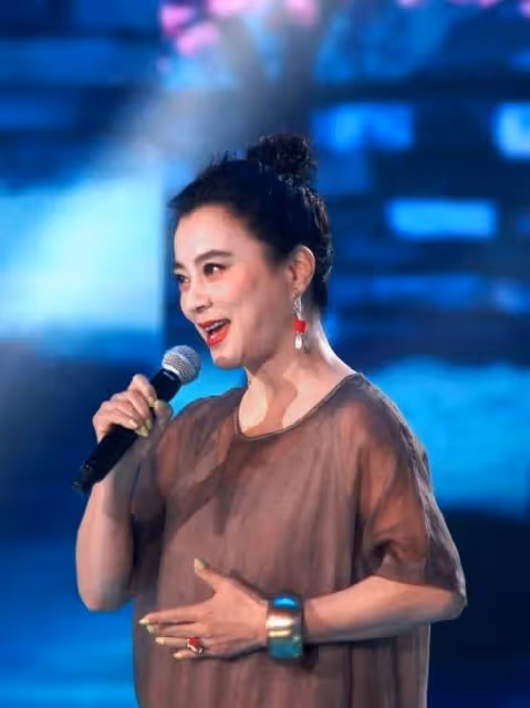 快六十的「玉兔精」李玲玉，穿一襲長裙優雅端莊，氣場好優雅