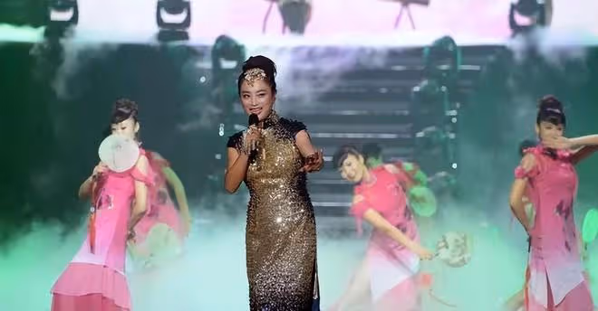 快六十的「玉兔精」李玲玉，穿一襲長裙優雅端莊，氣場好優雅