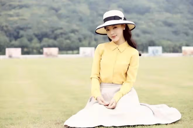 鄧家佳穿衣風格大變，復古裙裝成熟過頭，成熟美挺迷人