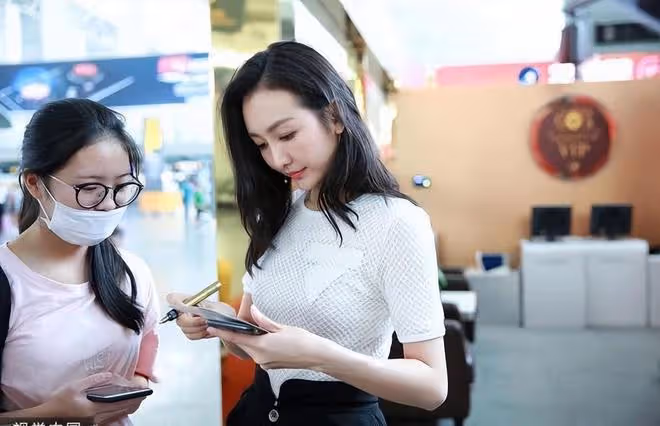 王鷗的腰臀比讓人羨慕，穿短款包臀裙出門，成熟的魅力一點也不差