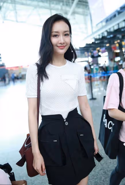 王鷗的腰臀比讓人羨慕，穿短款包臀裙出門，成熟的魅力一點也不差