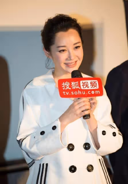 許晴的服裝太年輕了，50多歲了還在穿短褲，挺顯年輕的