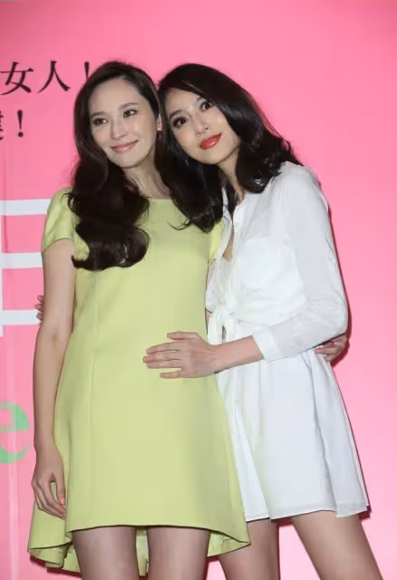 吳佩慈真的很適合穿黃色服裝，又清純又有少女感，不像當媽的人