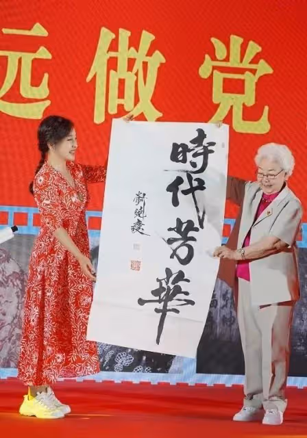 劉曉慶很適合穿紅色的服裝，又喜慶又顯年輕，搭配方式也很獨特