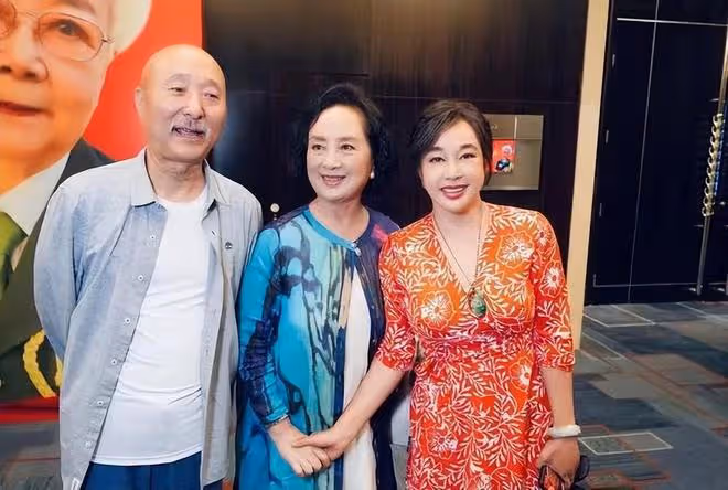 劉曉慶很適合穿紅色的服裝，又喜慶又顯年輕，搭配方式也很獨特