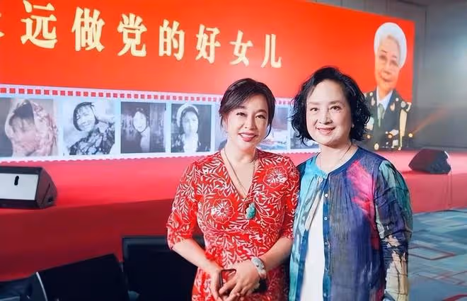 劉曉慶很適合穿紅色的服裝，又喜慶又顯年輕，搭配方式也很獨特