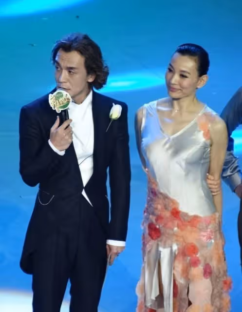 陳沖穿的裙子優雅又年輕，風格大方自信，看著很有自信的美