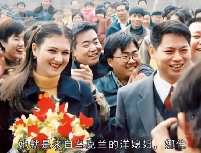 烏克蘭美女遠嫁河南小哥,產3子後丈夫病逝,她的做法讓人佩服
