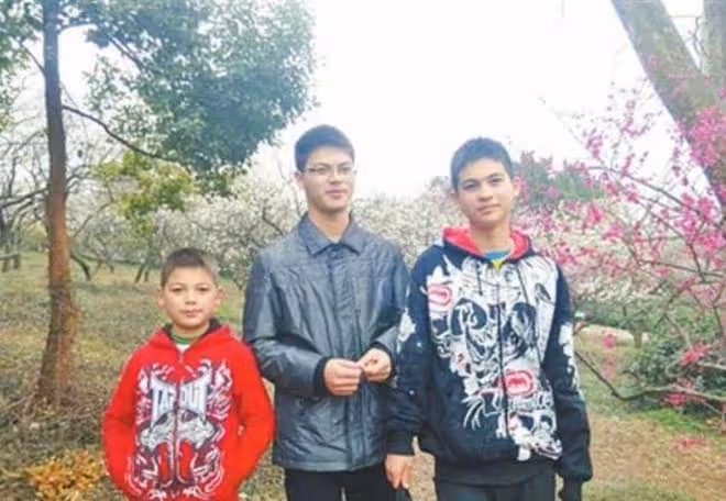 烏克蘭美女遠嫁河南小哥,產3子後丈夫病逝,她的做法讓人佩服
