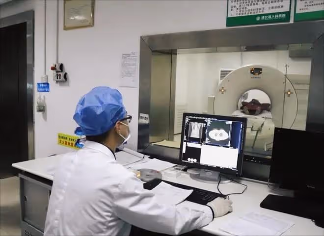 烏克蘭美女遠嫁河南小哥,產3子後丈夫病逝,她的做法讓人佩服