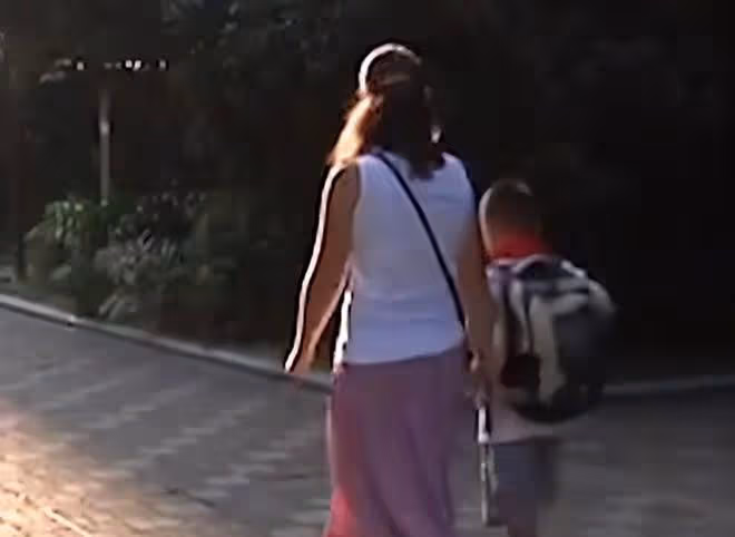 烏克蘭美女遠嫁河南小哥,產3子後丈夫病逝,她的做法讓人佩服