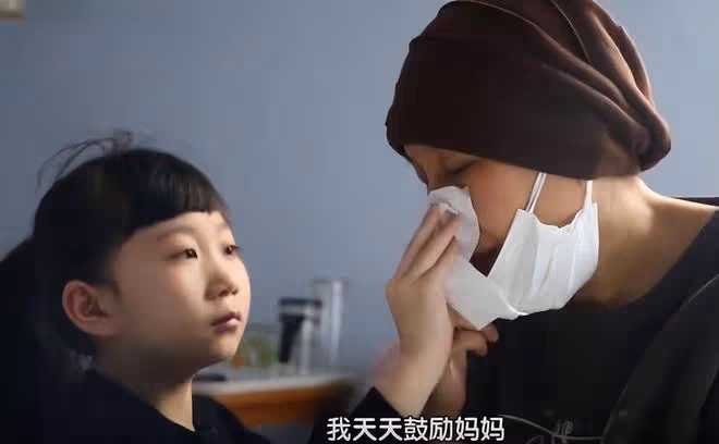 回顧山東8歲女孩不聽勸阻捐骨髓,為白血病母親續命,後來如何了