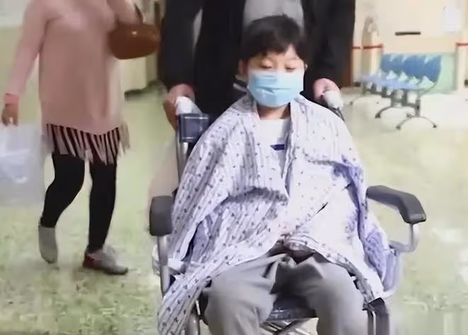 回顧山東8歲女孩不聽勸阻捐骨髓,為白血病母親續命,後來如何了