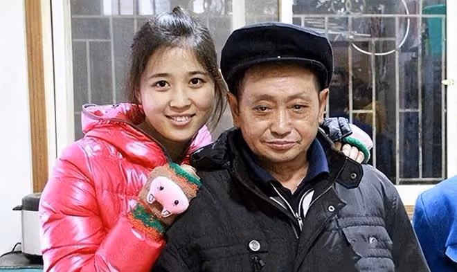 1990年重慶一光棍撿到一女嬰，終身未娶供她讀研，她是怎樣報答的