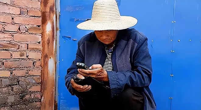 1990年重慶一光棍撿到一女嬰，終身未娶供她讀研，她是怎樣報答的