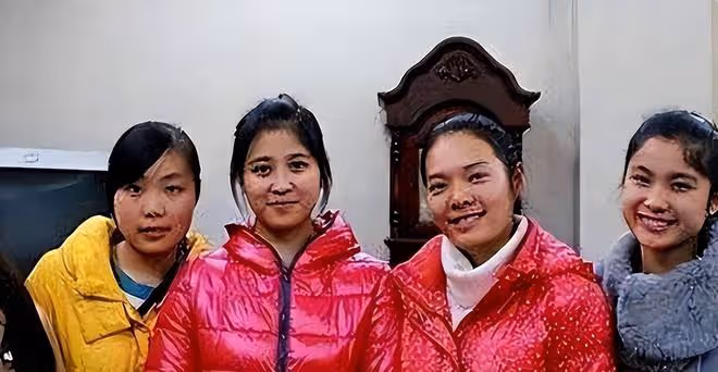 1990年重慶一光棍撿到一女嬰，終身未娶供她讀研，她是怎樣報答的