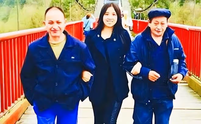 1990年重慶一光棍撿到一女嬰，終身未娶供她讀研，她是怎樣報答的