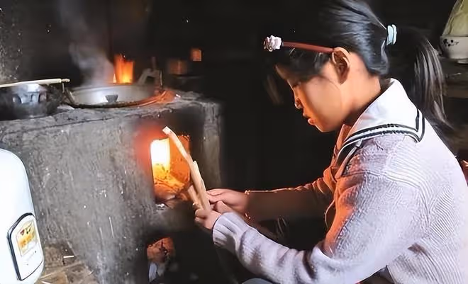 1990年重慶一光棍撿到一女嬰,終身未娶供她讀研,她是怎樣報答的