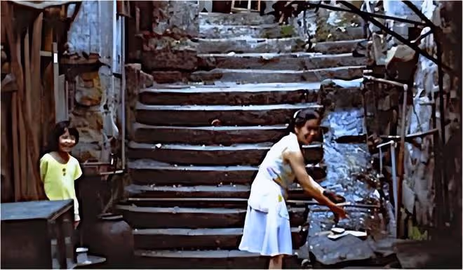1990年重慶一光棍撿到一女嬰,終身未娶供她讀研,她是怎樣報答的