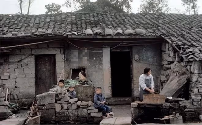 1990年重慶一光棍撿到一女嬰,終身未娶供她讀研,她是怎樣報答的