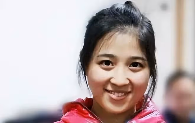 1990年重慶一光棍撿到一女嬰,終身未娶供她讀研,她是怎樣報答的