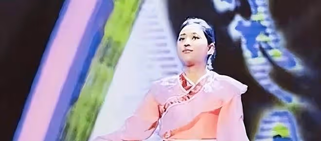 1990年重慶一光棍撿到一女嬰，終身未娶供她讀研，她是怎樣報答的