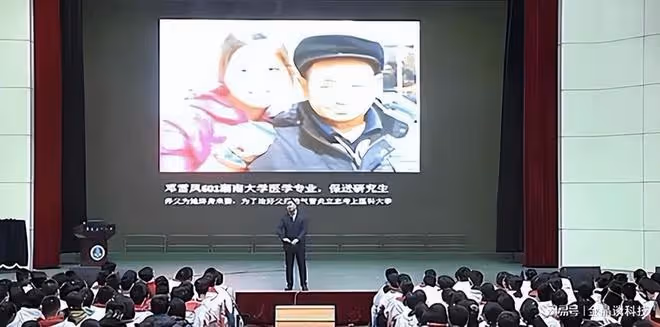 1990年重慶一光棍撿到一女嬰，終身未娶供她讀研，她是怎樣報答的