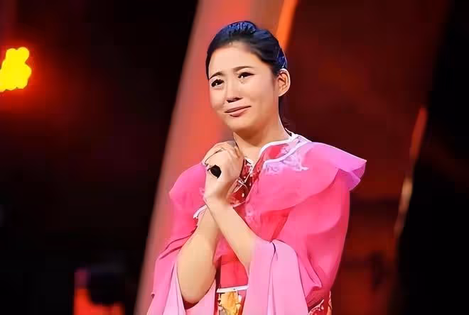 1990年重慶一光棍撿到一女嬰，終身未娶供她讀研，她是怎樣報答的