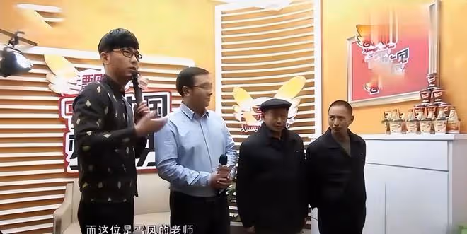 1990年重慶一光棍撿到一女嬰,終身未娶供她讀研,她是怎樣報答的
