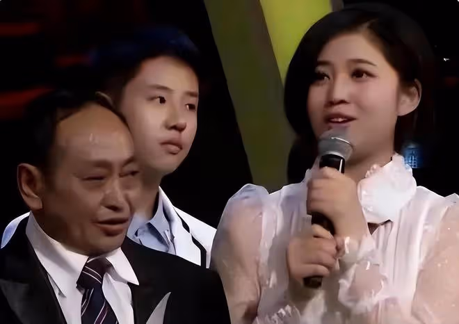 1990年重慶一光棍撿到一女嬰,終身未娶供她讀研,她是怎樣報答的