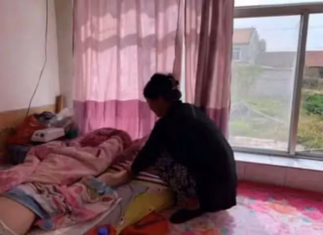 父母雙亡,哥哥癱瘓,遼寧女孩不離不棄照顧27年,55歲至今未嫁
