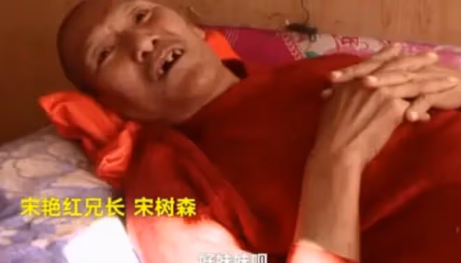 父母雙亡,哥哥癱瘓,遼寧女孩不離不棄照顧27年,55歲至今未嫁