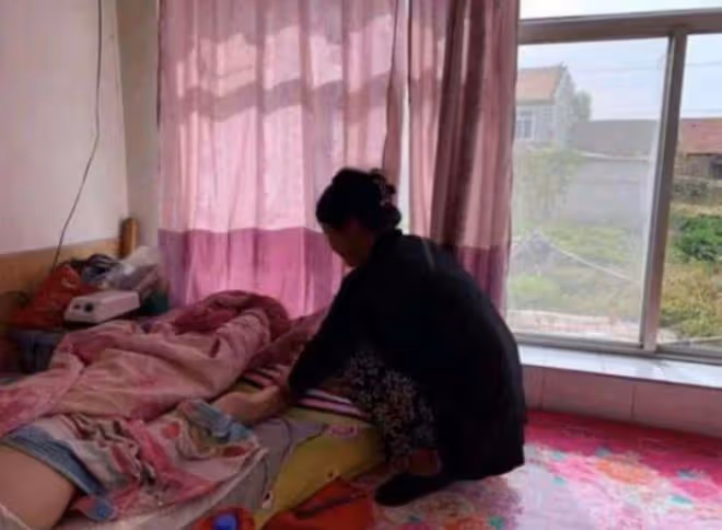 父母雙亡,哥哥癱瘓,遼寧女孩不離不棄照顧27年,55歲至今未嫁