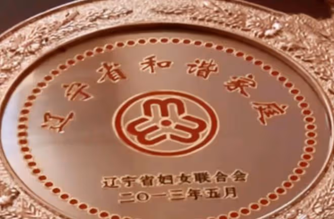 父母雙亡,哥哥癱瘓,遼寧女孩不離不棄照顧27年,55歲至今未嫁