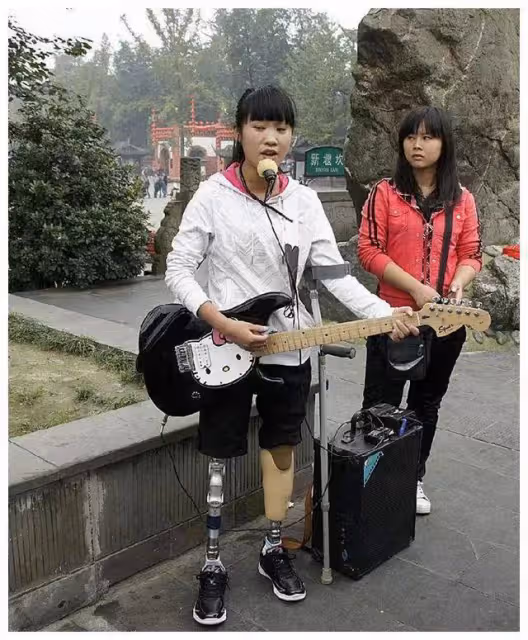 回顧汶川地震,李應霞救了丈夫卻丟了雙腿,丈夫的做法如何