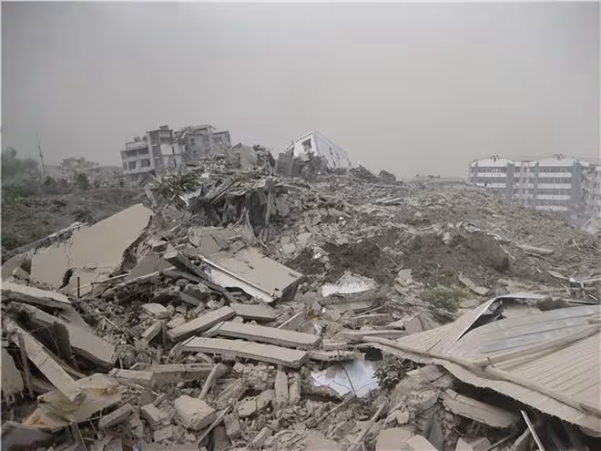 回顧汶川地震,李應霞救了丈夫卻丟了雙腿,丈夫的做法如何