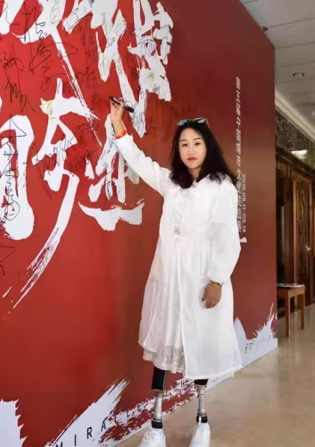 回顧汶川地震,李應霞救了丈夫卻丟了雙腿,丈夫的做法如何